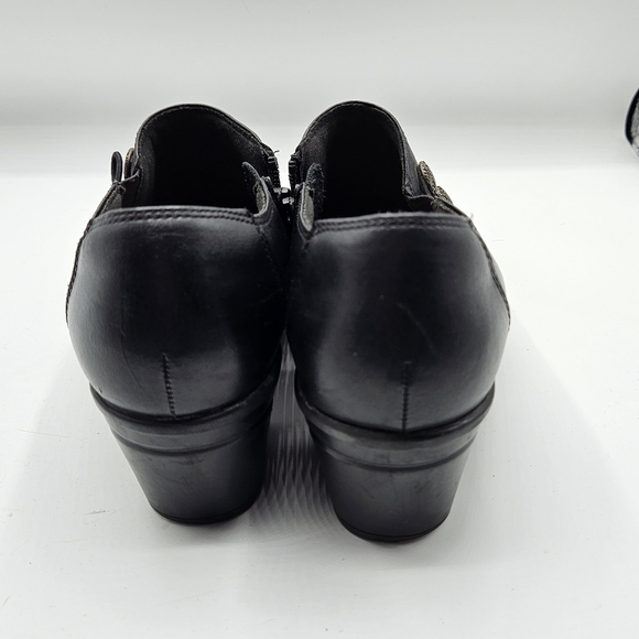 Clarks Booties size 7 1/2 W - Picture 3 of 15